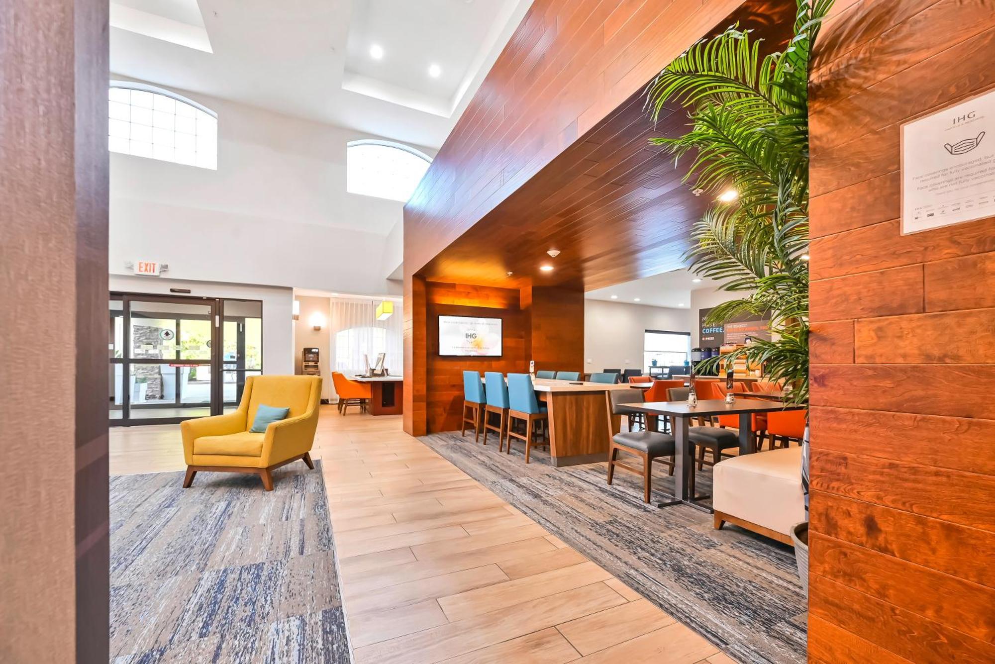 Holiday Inn Express Palestine By Ihg Экстерьер фото