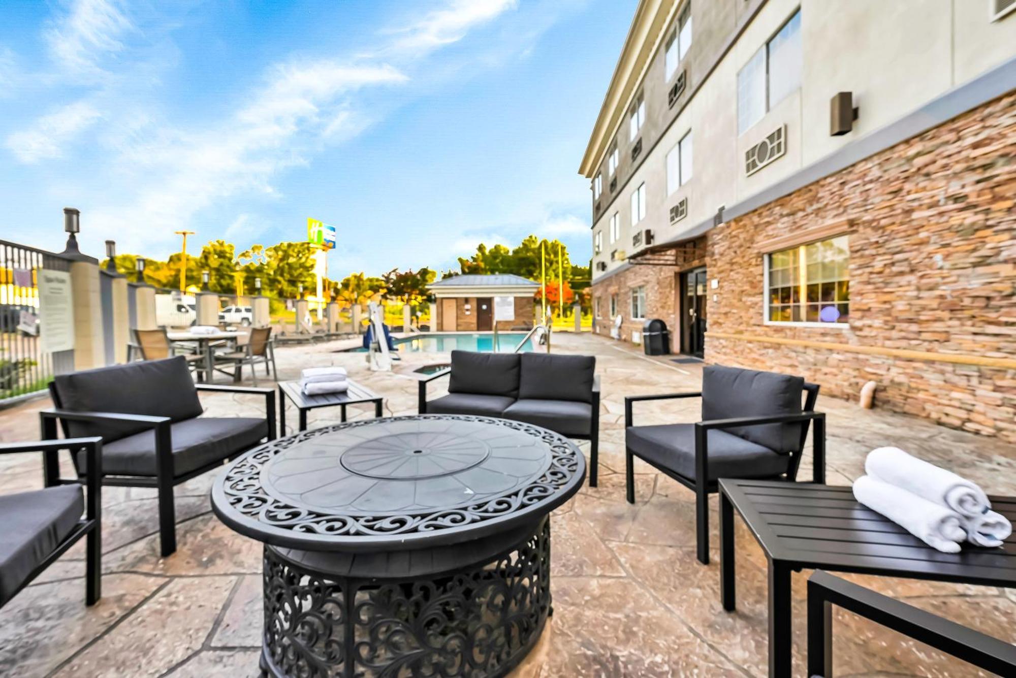 Holiday Inn Express Palestine By Ihg Экстерьер фото